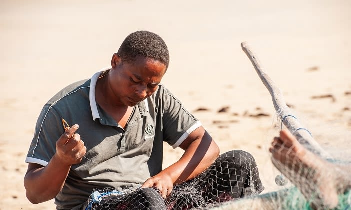 pêcheur d’Andoharano, dans la zone d’intervention du projet en train de recoudre son filet de pêche